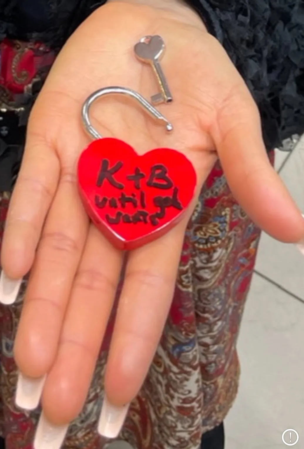 Cadenas cล“ur rouge avec clé cล“ur